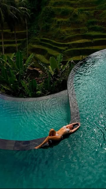 Это твой знак полететь на Бали ✈️

Не «когда-нибудь»
А в этот раз - реально

Ты будешь смотреть на дельфинов в океане
купаться под водопадами
ловить закаты и жить без спешки
И всё это, уже готово для 